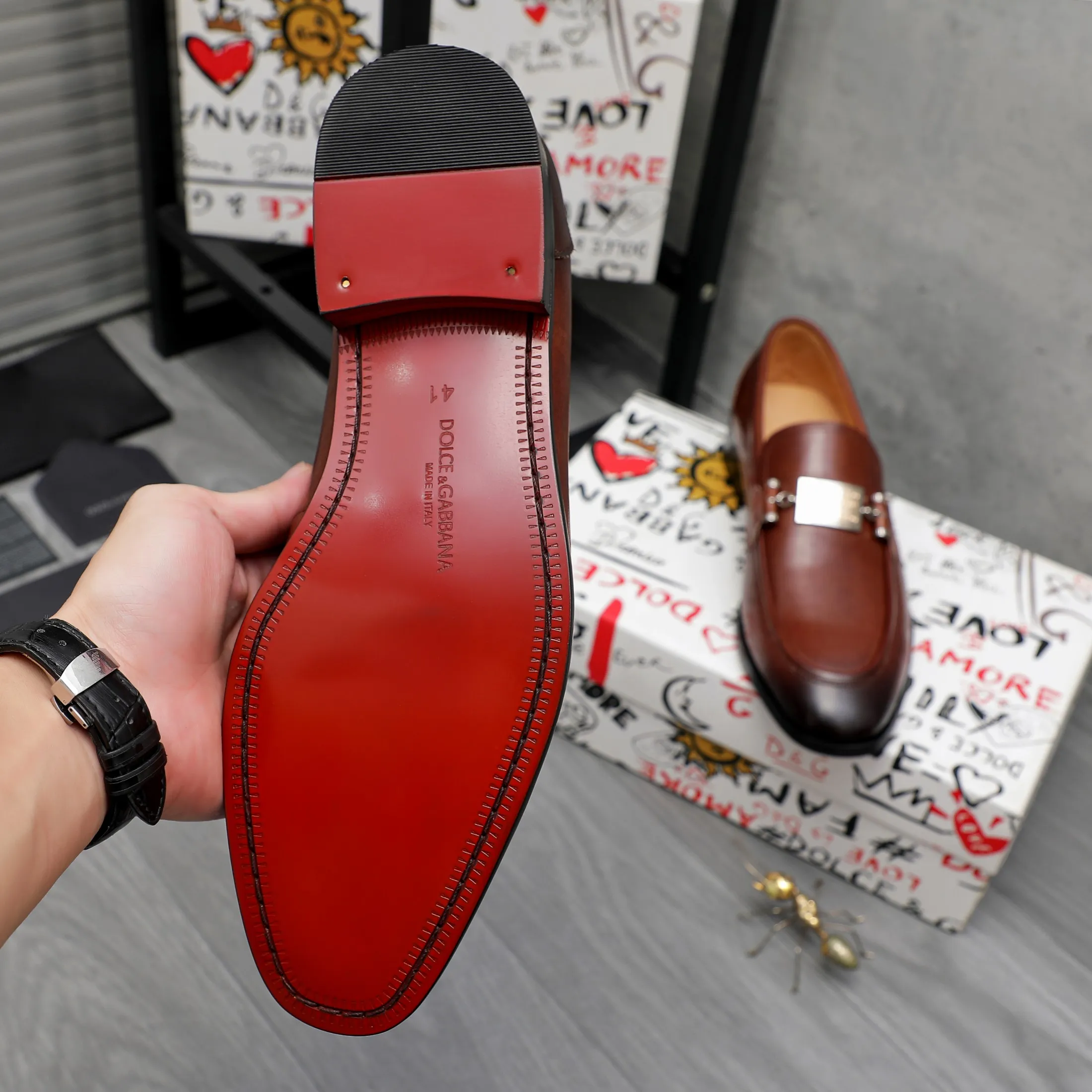 Men's shoes 💰500 Product trademark: DG (Dolce & Gabbana) business casual leather shoes Regular size: 38-45 (45 is custom-made and non-returnable) Product materials: Selected high-quality color-brushed cowhide upper, cowhide lining, original outsole